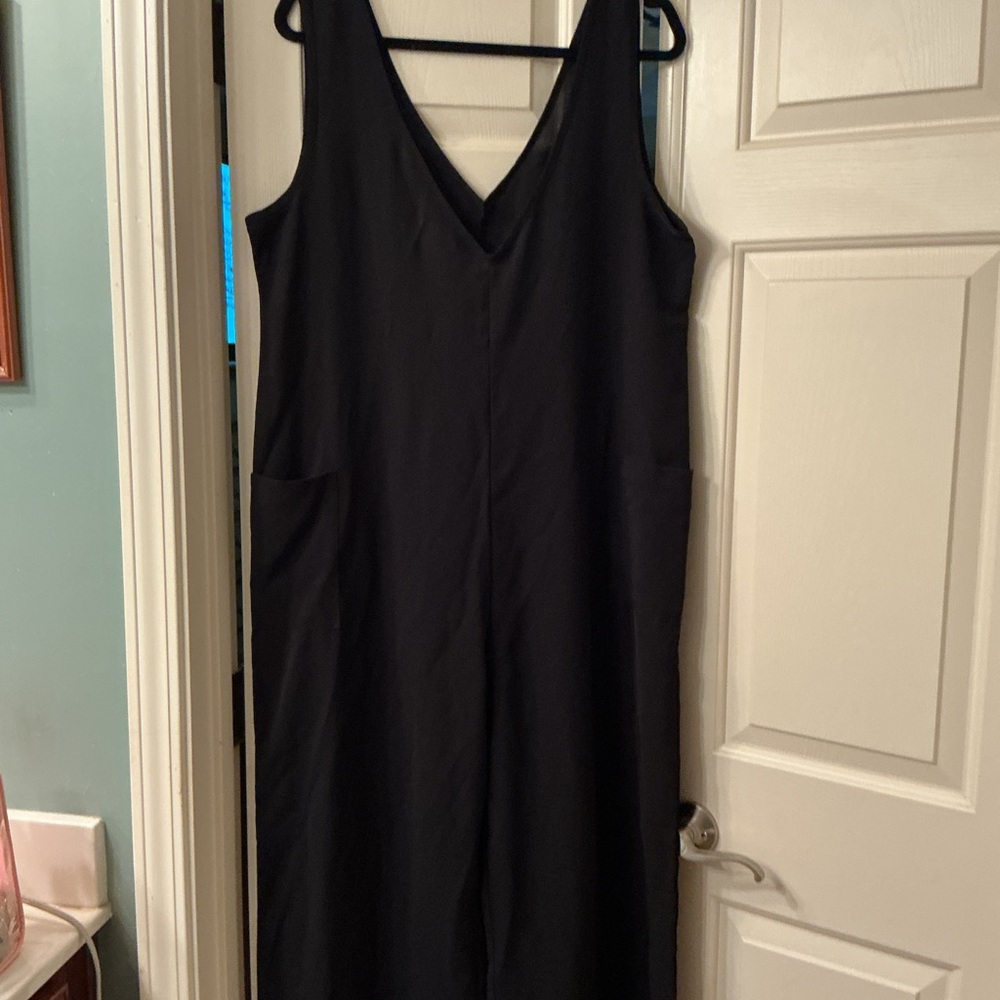Black V-Neck Sleeveless Jumpsuit - Picture 2 of 5